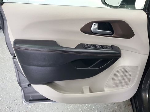 Used 2017 Chrysler Pacifica Touring-L image 8