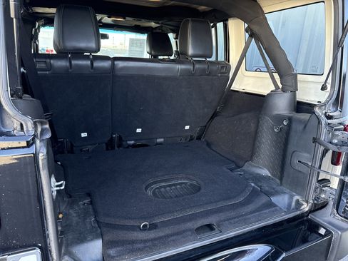 Used 2018 Jeep Wrangler Unlimited Sahara w/ Connectivity Group image 15