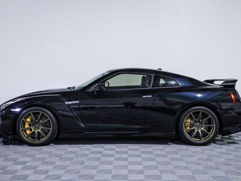 Used 2021 Nissan GT-R Premium image 14