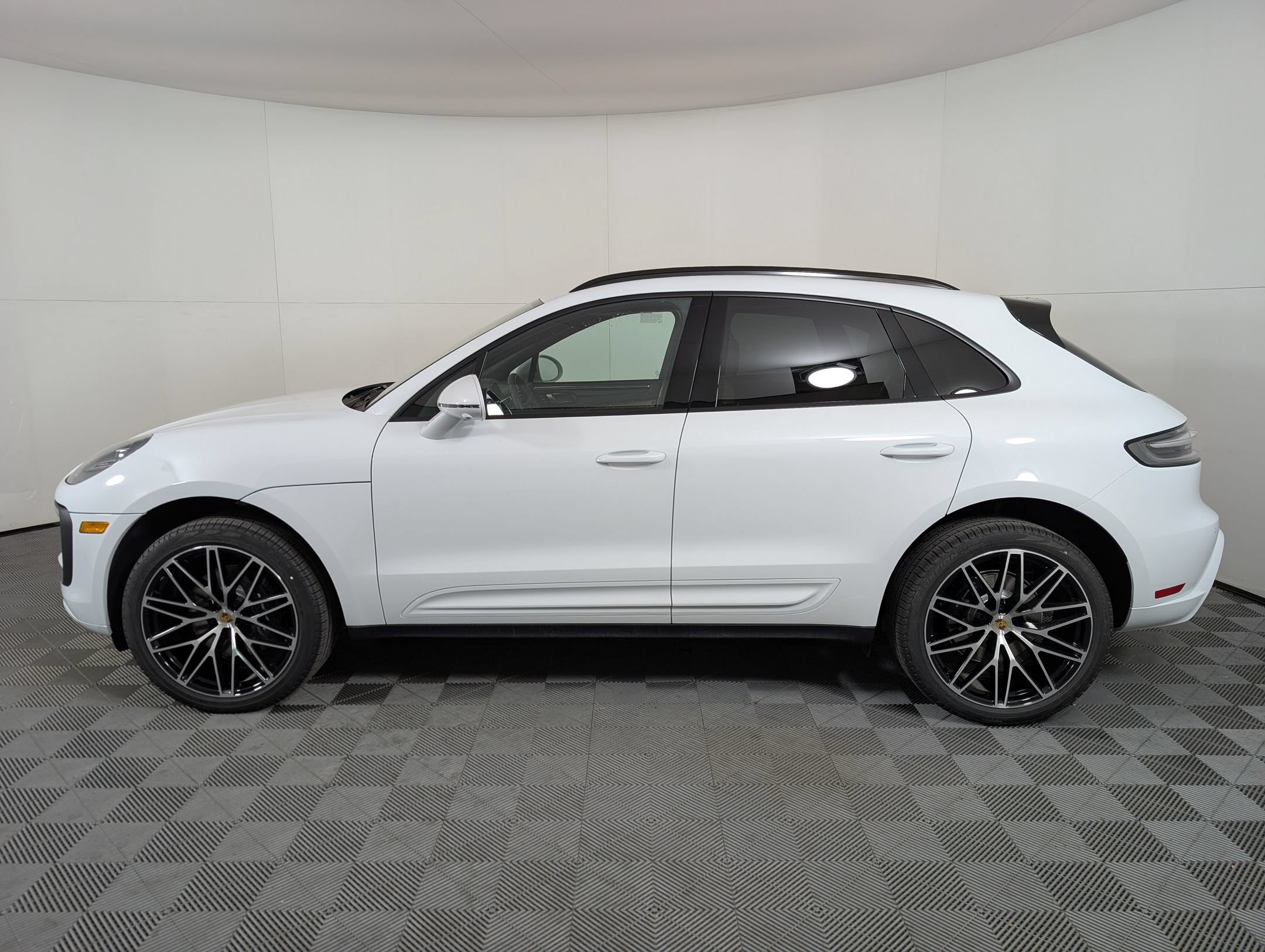 Certified 2026 Porsche Macan AWD/4WD image 2
