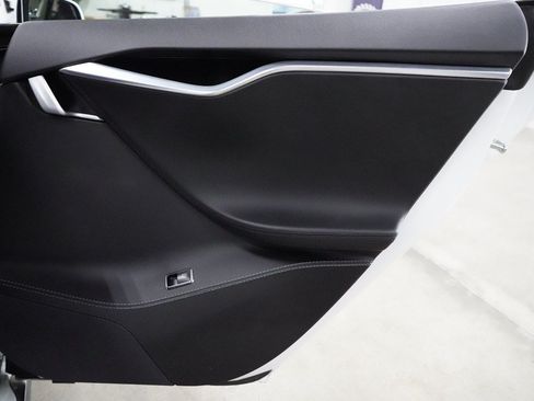 Used 2015 Tesla Model S 60 RWD image 26