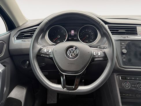 Used 2020 Volkswagen Tiguan SE w/ Panoramic Sunroof Package FWD image 13