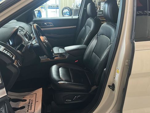 Used 2018 Ford Explorer XLT w/ Equipment Group 202A FWD image 15