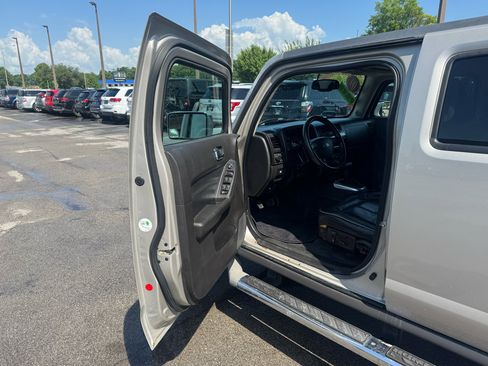 Used 2009 HUMMER H3T Luxury image 13