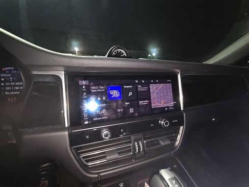 Used 2022 Porsche Macan image 3