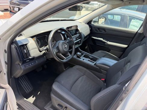 Used 2025 Nissan Pathfinder SV FWD image 4