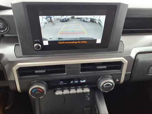 Used 2025 Toyota Tacoma SR5 AWD/4WD image 18