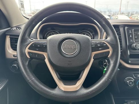 Used 2015 Jeep Cherokee Sport FWD image 12