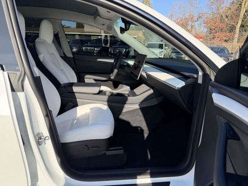 Used 2022 Tesla Model Y Long Range image 23