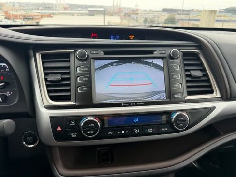 Certified 2017 Toyota Highlander XLE image 19