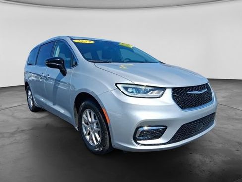 Used 2024 Chrysler Pacifica Touring-L FWD image 4