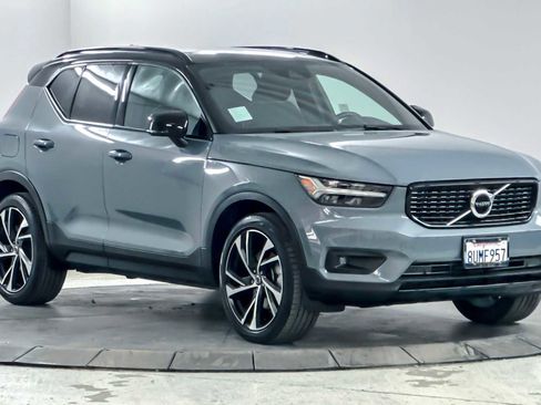 Used 2021 Volvo XC40 T4 R-Design w/ Climate Package image 9