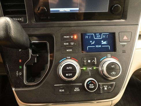 Used 2015 Toyota Sienna LE image 17