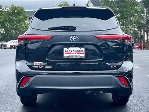 Used 2022 Toyota Highlander XLE AWD/4WD image 4
