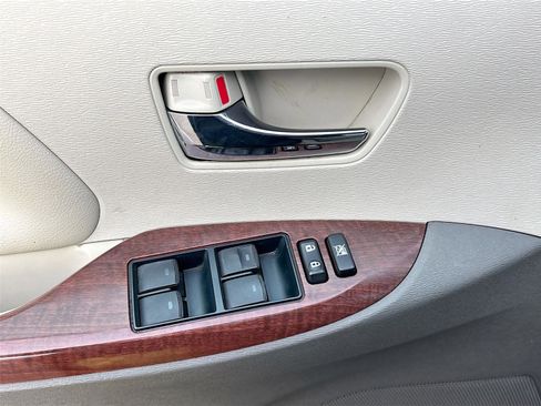 Used 2014 Toyota Sienna XLE image 17