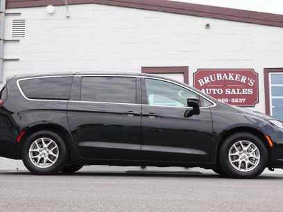 Used 2025 Chrysler Pacifica Select