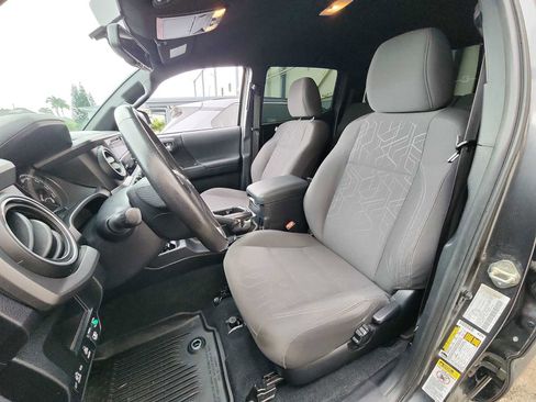 Used 2017 Toyota Tacoma TRD Sport image 12