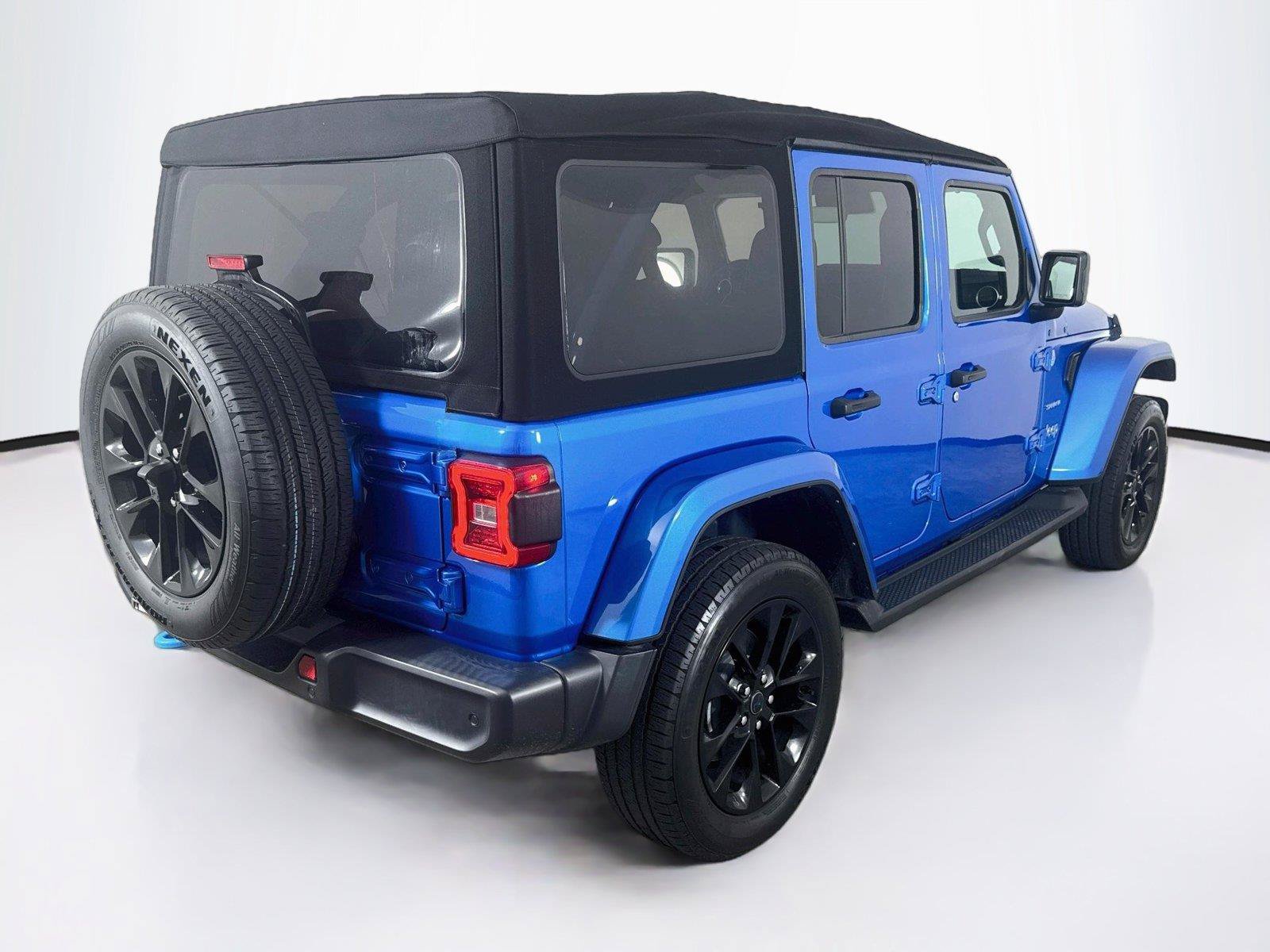 Used 2024 Jeep Wrangler Unlimited Sahara w/ Technology Group AWD/4WD image 6
