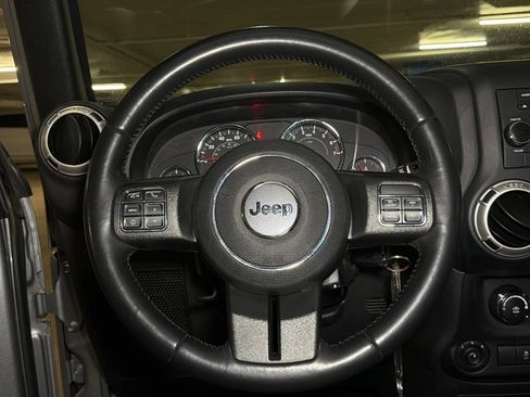 Used 2018 Jeep Wrangler Unlimited Sahara w/ Connectivity Group AWD/4WD image 19
