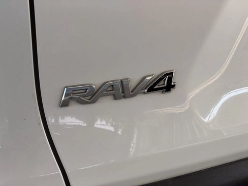 Used 2020 Toyota RAV4 XLE AWD/4WD image 12
