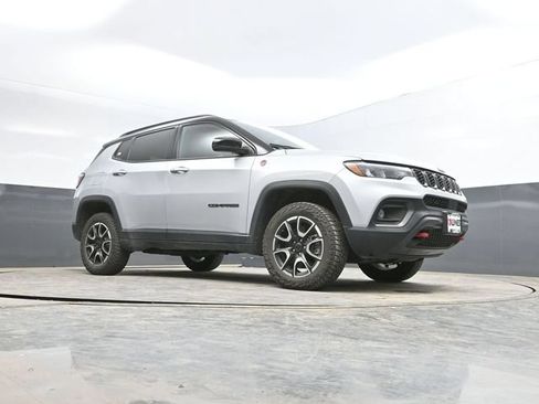 Used 2025 Jeep Compass Trailhawk AWD/4WD image 45