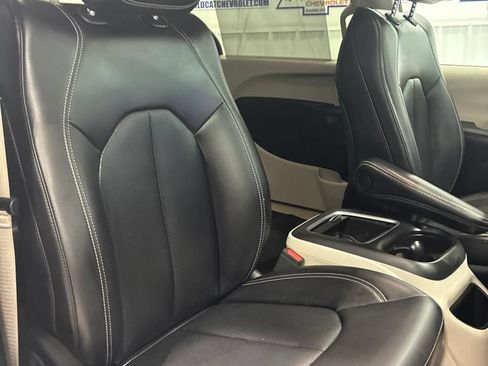 Used 2023 Chrysler Pacifica Touring-L FWD image 37