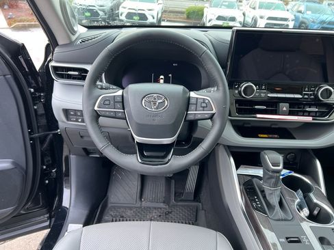 New 2026 Toyota Highlander Platinum image 12