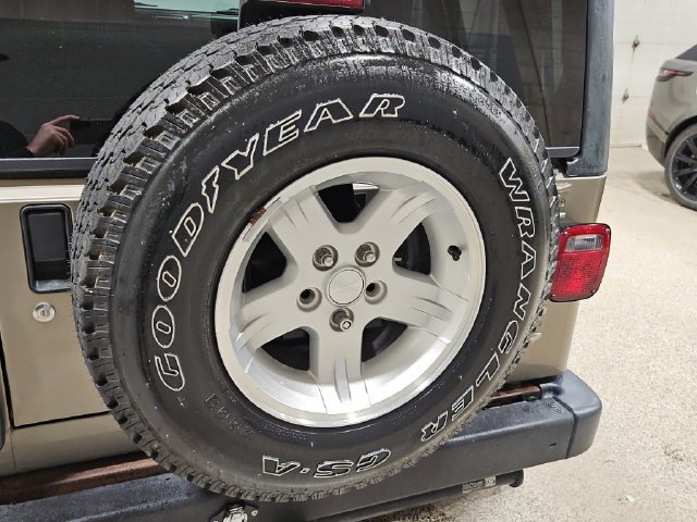 Used 2004 Jeep Wrangler 4WD w/ Dual Top Group image 38