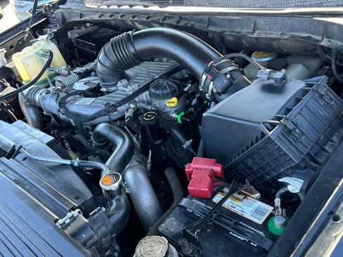 Used 2017 Nissan Titan SV AWD/4WD image 25