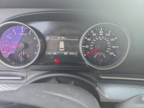 Used 2024 Kia Carnival LX FWD image 3