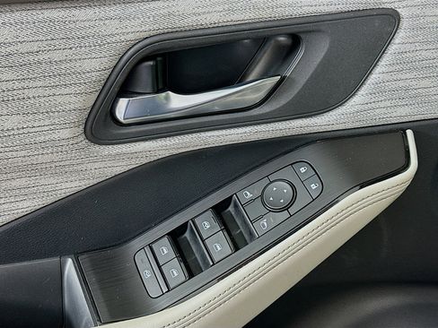 Used 2023 Nissan Rogue SV image 15