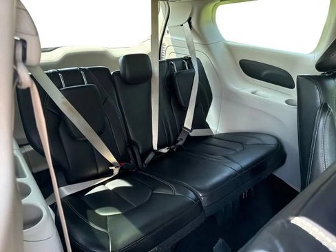 Used 2023 Chrysler Pacifica Touring-L FWD image 31