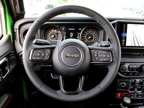 Used 2025 Jeep Wrangler Unlimited Rubicon AWD/4WD image 25