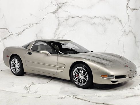 Used 1999 Chevrolet Corvette Coupe w/ Performance Handling Pkg RWD image 6