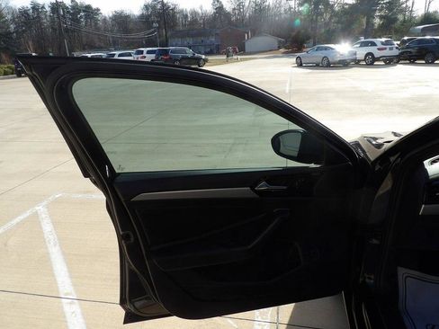 Used 2019 Volkswagen Jetta R-Line image 9