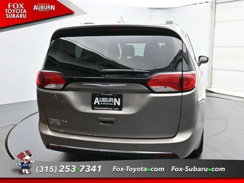 Used 2017 Chrysler Pacifica Touring-L FWD image 4