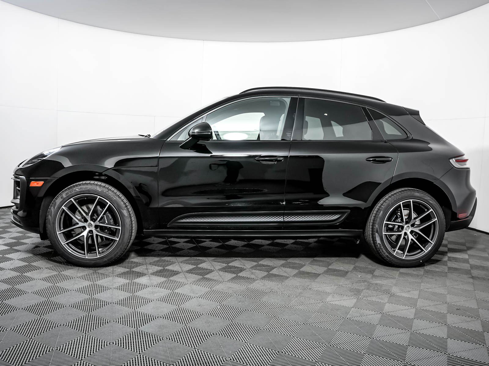 Used 2026 Porsche Macan AWD/4WD image 2
