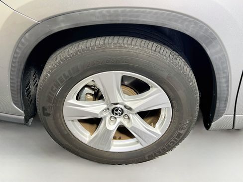 Used 2021 Toyota Highlander LE FWD image 13