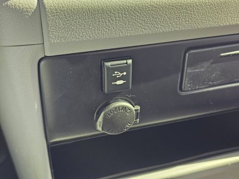 Used 2019 Toyota Sienna L w/ Carpet Mat Package FWD image 19