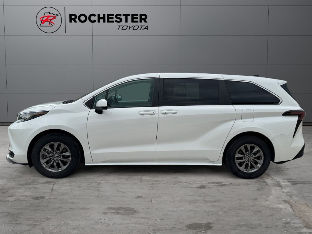 Used 2023 Toyota Sienna LE AWD/4WD image 2