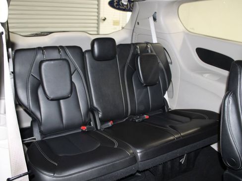Used 2023 Chrysler Pacifica Touring-L FWD image 32