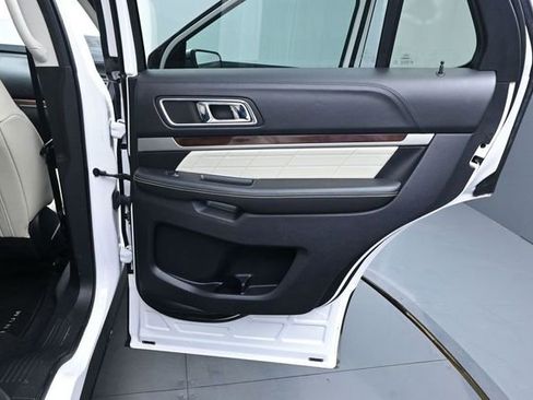 Used 2018 Ford Explorer Platinum AWD/4WD image 18