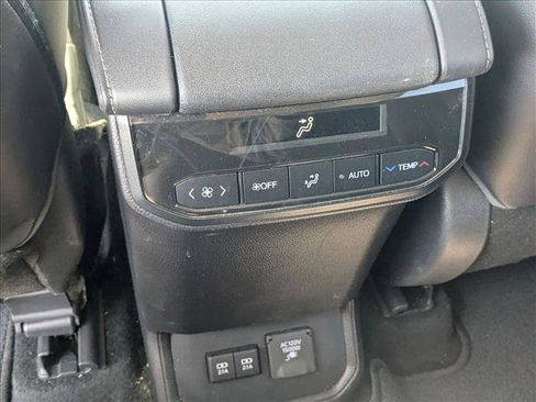 Used 2021 Toyota Highlander Limited image 18