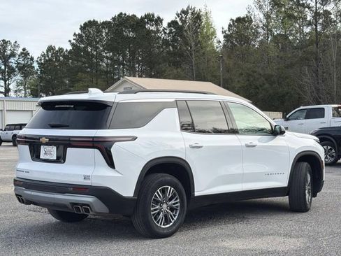 Used 2025 Chevrolet Traverse LT image 7