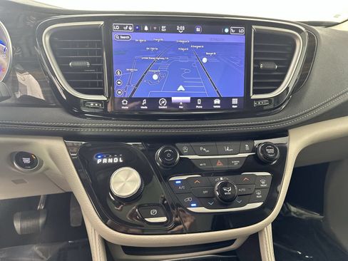Used 2023 Chrysler Pacifica Limited FWD image 21