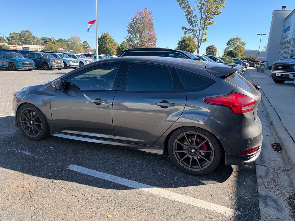 Used 2017 Ford Focus ST w/ Equipment Group 402A FWD image 9