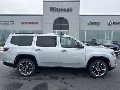 Used 2023 Jeep Wagoneer Series III w/ Premium Group I image 9