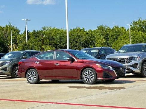 Used 2024 Nissan Altima 2.5 SV FWD image 6