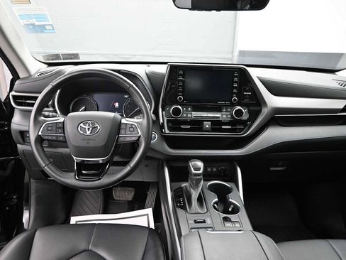 Used 2021 Toyota Highlander XLE AWD/4WD image 24