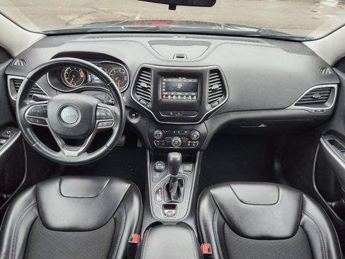 Used 2019 Jeep Cherokee Latitude Plus AWD/4WD image 3